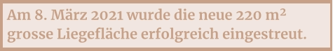 Am 8. März 2021 wurde die neue 220 m² grosse Liegefläche erfolgreich eingestreut.